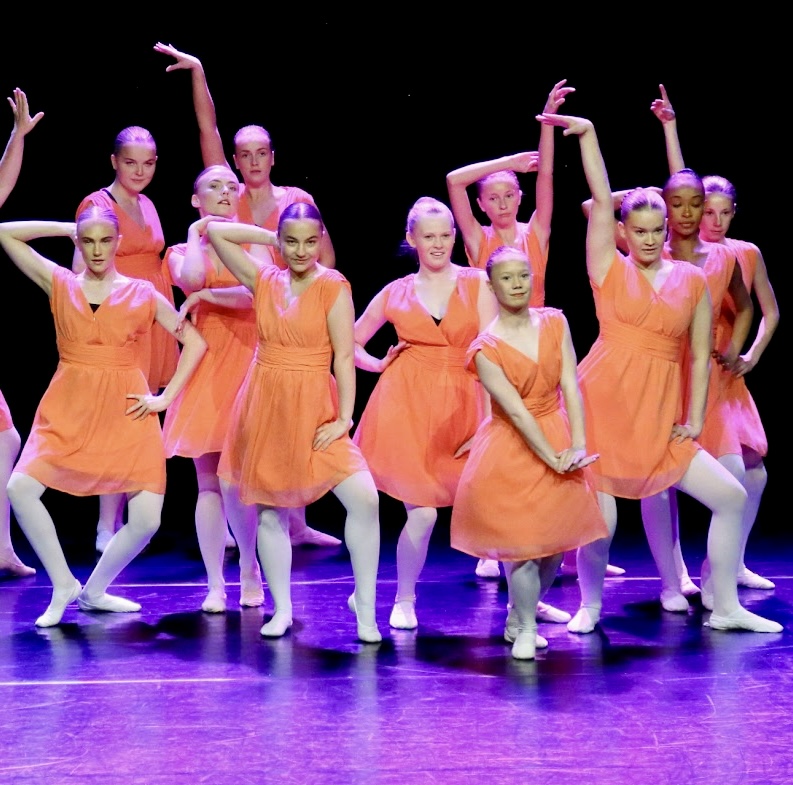 Dansere i rosa kjoler på scenen