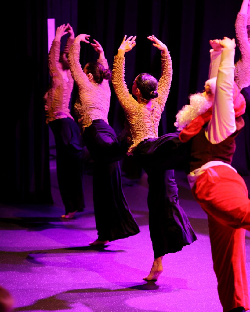 Danser i dramatisk positur