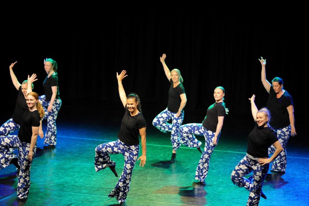 Dansere på scenen
