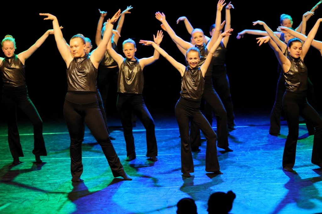 Dansere i gruppe på scenen